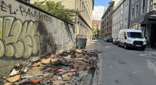 Mutmaßliche Brandstiftung: Müllcontainer geht in der Bielefelder Altstadt in Flammen auf