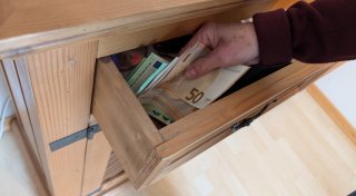 Vermeintliche Pflegerin bestiehlt bettlägerige Detmolderin und flüchtet nachts