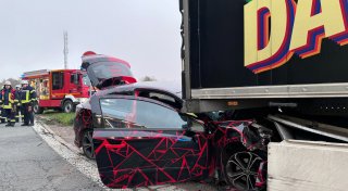 Schwerer Unfall auf der A2 bei Porta Westfalica: Feuerwehr befreit schwer Verletzten aus Auto