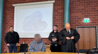 Mehr als 70 Mal zugestochen: Mann gesteht vor Gericht