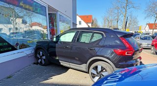 Missglückte Fahrstunde: Auto kracht in Fassade einer Fahrschule in Paderborn