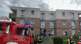 Schwerverletzter nach Wohnungsbrand im Kreis Gütersloh: 50 Feuerwehrleute im Einsatz
