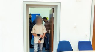 Tödliche Attacke auf Familie: 19-jähriger Täter in Klinik