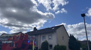 Bauarbeiter als Retter in der Not: Bielefelder bei Brand in Dachgeschoss verletzt