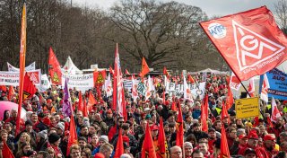 Tausende demonstrieren für mehr Investitionen in Industrie