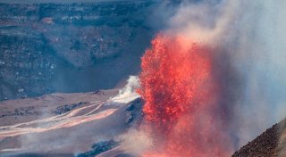 Lava und Wirbelwinde: Vulkan Kilauea auf Hawaii bricht aus