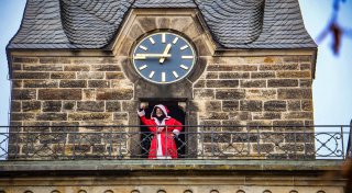 Weihnachtsmann seilt sich von Kirchturm ab: Herforder Pfarrer macht 30-Meter-Stunt selbst