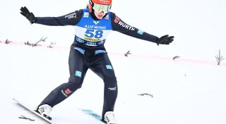 Skispringerin Freitag wird Zweite in Sapporo