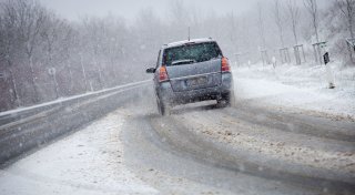 Vorsicht, Glatteis! - Was Autofahrer bei glatter Straße unbedingt beachten sollten