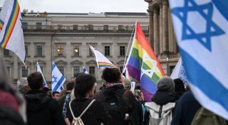 Gedenken zum 7. Oktober in Berlin: Namen der Opfer verlesen
