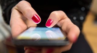 Fieses Spiel mit der Liebe: Online-Betrüger nutzt Gefühle von Hiddenhauserin (65) aus