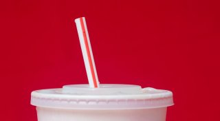 Zurück zum Plastik: Trump sagt Papier-Strohhalmen Kampf an