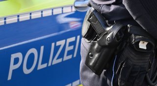 Bewaffneter Mann von Polizisten bei München angeschossen