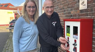 Neuer roter Automat im Kreis Gütersloh wird zum Hingucker