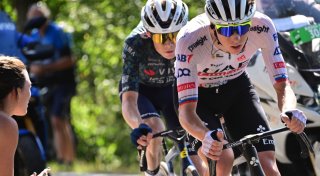 Pogacar setzt Zeichen: Sprintsieg gegen Vingegaard