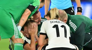 Unter Tränen: Kapitänin Gwinn bei EM-Auftakt verletzt raus
