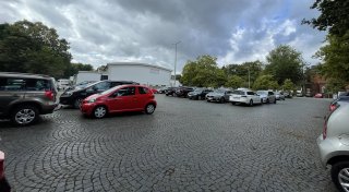 Schwerstbehinderte Bünderin beklagt fehlende Parkflächen auf beliebtem Parkplatz