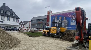 Baumaschinen und Material auf der Löhner Investorenwiese - aber nicht für den Neubau