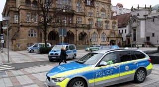 Passant belästigt Braut vor dem Bielefelder Rathaus und greift Polizisten an