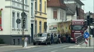 Ungewöhnlicher Zwischenfall in Bielefeld: Lkw beim Abbiegen stecken geblieben