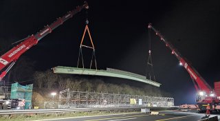 Vollsperrung der A2 bei Herford: Fußwegbrücke wird eingehoben