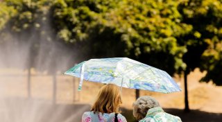 Trinkroutine, Salzgebäck, Wasserspray: Hitzetipps für Ältere
