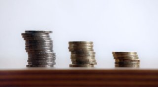Umfrage: Viele Sparer legen Geld für Krisenzeiten beiseite
