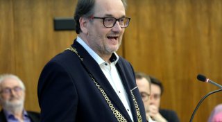 Güterslohs neuer Bürgermeister bekommt die Kette - bekannte Gesichter bei Vereidigung