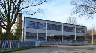 Irritation um verdächtigen Mann an Schule im Kreis Gütersloh - Polizei ermittelt