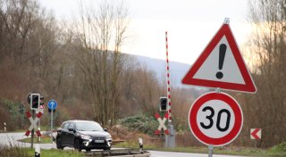 Vollsperrung der B64: Bauarbeiten am Bahnübergang Taubenborn bei Höxter