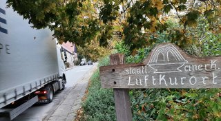„Verkehrschoas“: Immer mehr Lkw rollen durch diesen Ort im Kreis Höxter