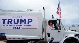 Nach «Müll»-Kontroverse: Trump spricht aus Müllwagen