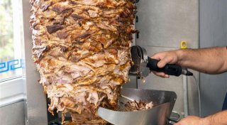 Dreiste Döner-Diebe in Herford stehlen mehr als einen Zentner Fleisch: Kripo ermittelt