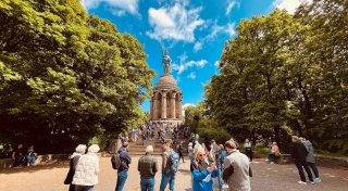 Selfies vor Mega-Trikot: Arminia-Fans pilgern in Scharen zum Hermannsdenkmal