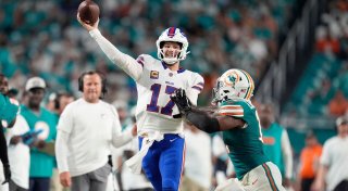 NFL: Buffalo schlägt Miami, Dolphins-Quarterback verletzt