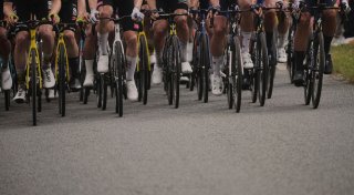 Abgekürzt und ausgeschlossen: Radsportler fliegen auf