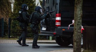 Armbrust-Pfeil durchschlägt Kinderzimmerfenster in Bielefeld - SEK stürmt Wohnung