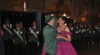 Bezaubernde Königin in Fuchsia - beim Schützenfest in Himmighausen stimmt alles