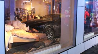 Auto landet bei Unfall im Bettengeschäft