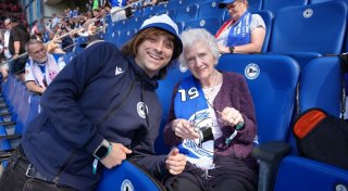Diese Männer ersteigerten einen Platz neben Arminia-Legende Fabian Klos