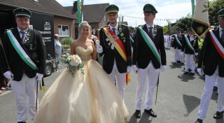 König mit dem 76. Schuss: Verlar feiert strahlendes Schützenfest