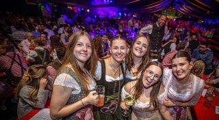 Mit vielen Bildern: 3.500 Menschen feiern in Dirndl und Lederhosen Oktoberfest in Bielefeld