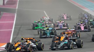 Verstappen triumphiert im Katar-Chaos - Team-Titel vertagt