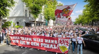 Pokalfinale: Fans laufen zum Stadion - Stimmungsmacher Löw