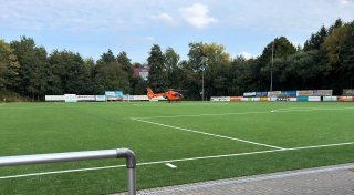 Rettungshubschrauber muss zu Fußballspiel in Kirchlengern: Spieler offenbar verletzt
