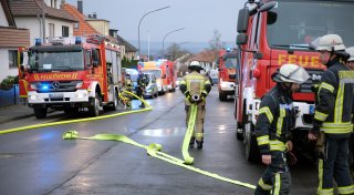 Königstraße in Löhne wieder frei: Feuerwehr rückt zu Brand in Restaurant aus