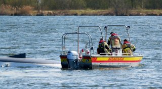Feuerwehr Paderborn rettet zwei gekenterte Segler am Lippesee