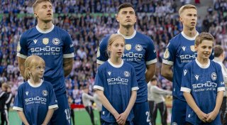 Gänsehautmoment: Hiddenhauserin läuft mit DSC-Stürmer Grodowski ins Pokalfinale ein