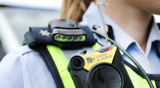„Nimm mich fest!“: Bad Oeynhausener belästigt auf Innenstadtfete Polizist mit skurrilem Wunsch