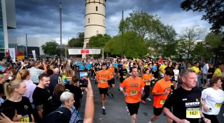 Schock bei Gütersloher Firmenlauf mit gut 2.000 Läufern: Autofahrerin droht mit Amokfahrt